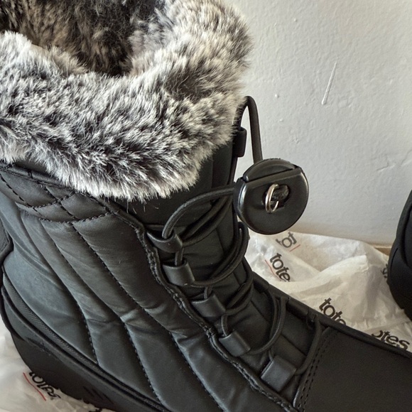 Totes Women's Black Quilted Winter Boots with Faux Fur - Picture 8 of 10